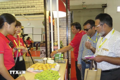 Khách quốc tế tìm hiểu sản phẩm tại Triển lãm VietFood & Beverage-ProPack Vietnam 2015. (Ảnh: Hoàng Hải/TTXVN)