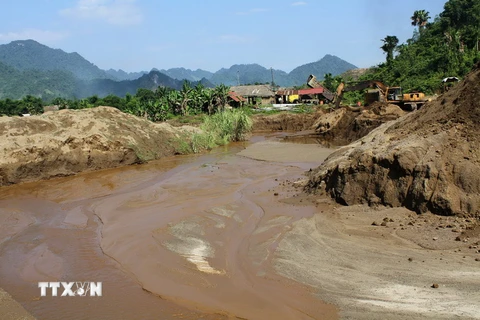 Hàng ngàn mét khối đất bùn được tích tụ trong khu vực mỏ của Công ty cổ phần Khoáng sản và Cơ khí-Mỏ mangan MIMECO Phúc Sơn gây ô nhiễm nghiêm trọng. (Ảnh: Văn Tý/TTXVN)