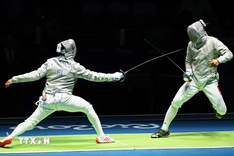 Vũ Thành An (phải) trong trận đấu gặp Diego Occhiuzzi tại Olympic Rio ngày 10/8. (Nguồn: EPA/TTXVN)