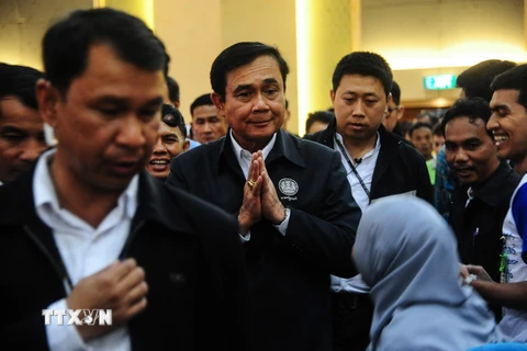 Thủ tướng Prayuth Chan-Ocha (giữa) thăm tỉnh Narathiwat, miền Nam Thái Lan ngày 25/7. (Nguồn: AFP/TTXVN)