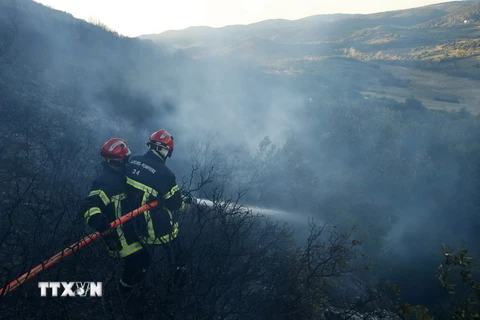 Nhân viên cứu hộ nỗ lực dập các đám cháy rừng gần Vitrolles . (Nguồn: AFP/TTXVN)