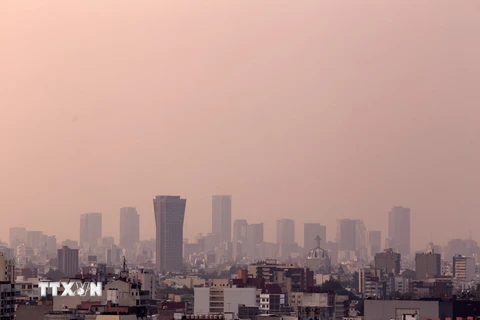 Khói mù bao phủ bầu trời Mexico City, Mexico ngày 3/5. (Nguồn: THX/TTXVN)