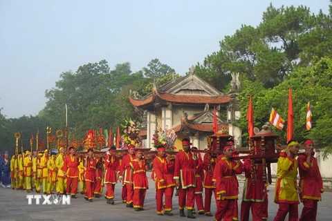 Lễ rước bộ và dâng hương tưởng niệm 573 năm ngày mất của Anh hùng dân tộc, danh nhân văn hóa Nguyễn Trãi trong Lễ hội mùa Thu Côn Sơn-Kiếp Bạc 2015. (Ảnh: Mạnh Minh/TTXVN)