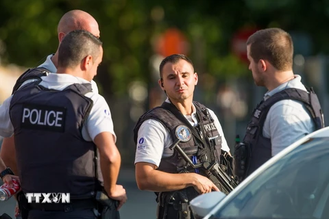 Cảnh sát Bỉ điều tra tại hiện trường một vụ tấn công. (Nguồn: EPA/TTXVN)