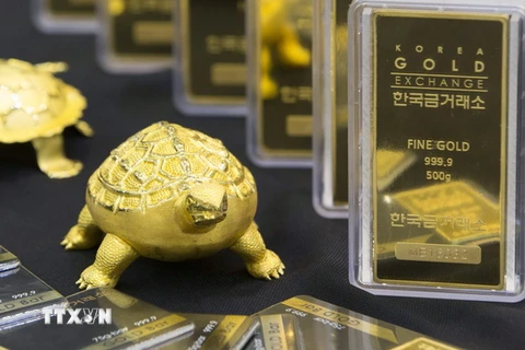 Vàng được trưng bày tại Sàn giao dịch vàng Seoul, Hàn Quốc ngày 27/6. (Nguồn: EPA/TTXVN)