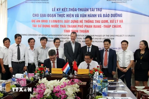 Chủ tịch Ủy ban Nhân dân tỉnh Ninh Thuận Lưu Xuân Vĩnh và Tổng lãnh sự Vương quốc Hà Lan tại Thành phố Hồ Chí Minh Simon Van Der Burg ký thỏa thuận. (Ảnh: Đức Ánh/TTXVN)
