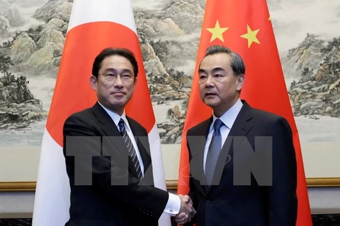 Ngoại trưởng Trung Quốc Vương Nghị (phải) và người đồng cấp Nhật Bản Fumio Kishida. (Nguồn: EPA/TTXVN)