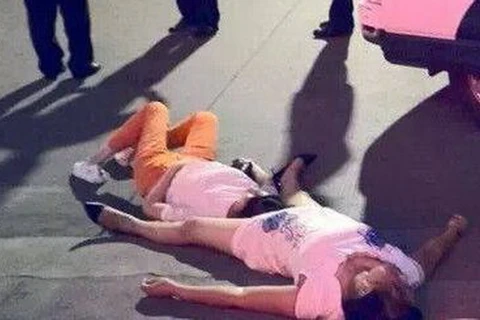 Hai người phụ nữ ngất xỉu trên đường. (Nguồn: sina.com.cn)