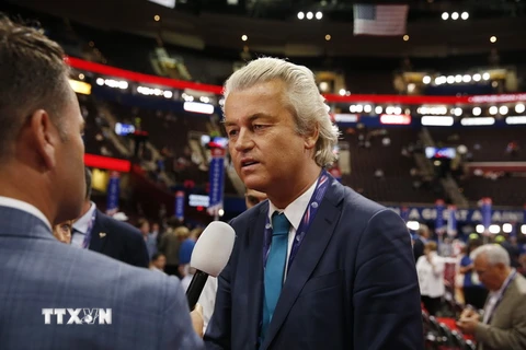 Ông Geert Wilders (phải) trả lời báo giới tại Cleveland, Ohio, Mỹ ngày 19/7. (Nguồn: EPA/TTXVN)