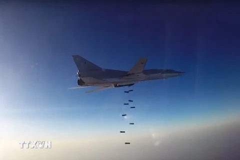 Máy bay ném bom Tu-22M3 của Nga cất cánh tại căn cứ không quân Hamedan, Iran, chuẩn bị tiến hành vụ không kích nhằm vào các mục tiêu IS tại Syria ngày 16/8. (Nguồn: EPA/TTXVN)