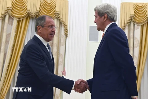 Ngoại trưởng Nga Sergei Lavrov (trái) trong cuộc gặp Ngoại trưởng Mỹ John Kerry tại Moskva ngày 15/7. (Nguồn: EPA/TTXVN)
