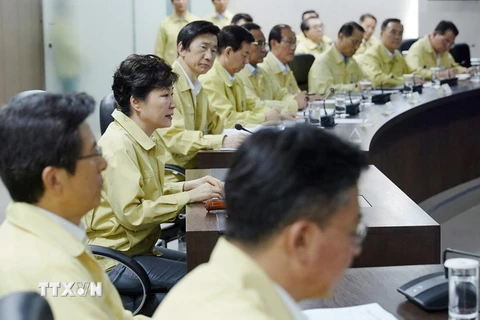 Tổng thống Hàn Quốc Park Geun-hye (thứ 3, trái) chủ trì cuộc họp Hội đồng an ninh quốc gia tại thủ đô Seoul ngày 22/8, ngày đầu tiên diễn ra cuộc tập trận. (Nguồn: EPA/TTXVN)