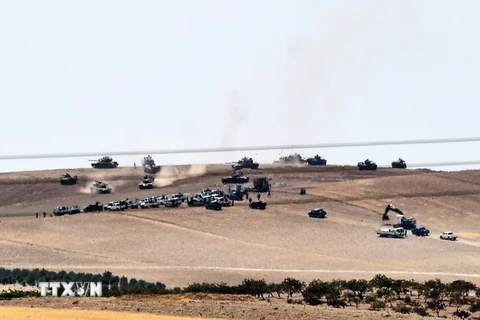 Xe tăng quân đội Thổ Nhĩ Kỳ làm nhiệm vụ trong chiến dịch chống IS tại khu vực Jarabulus ngày 24/8. (Nguồn: AFP/TTXVN)