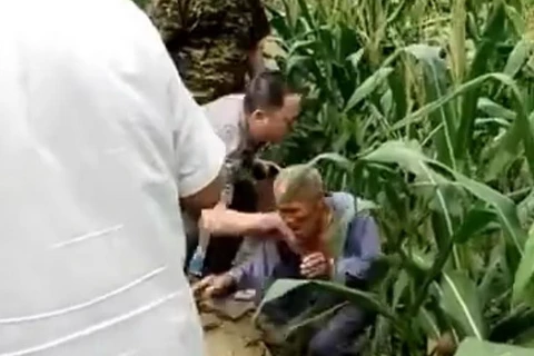 Trung Quốc: Phẫn nộ bí thư thôn đẩy cụ ông 80 tuổi ngã gãy xương sống
