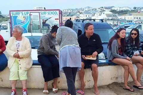David Cameron chân trần ngồi ăn khi đang đi nghỉ ở Cornwall. (Nguồn: dailymail.co.uk)