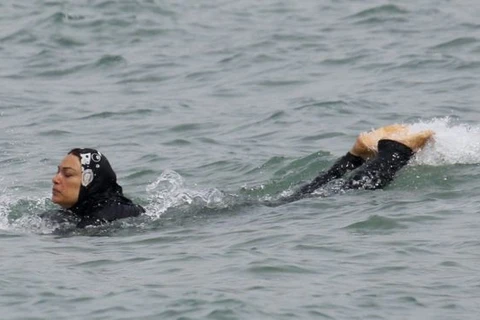 Một người phụ nữ trong bộ đồ bơi burkini ở miền Nam nước Pháp. (Nguồn: Reuters)