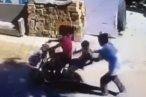 [Video] Sốc với cảnh bắt cóc trẻ con ngồi trên ghế sau xe đạp