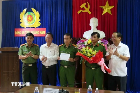 Lãnh đạo tỉnh Quảng Nam thưởng 'nóng' Ban chuyên án. (Ảnh: Nguyễn Sơn/TTXVN)