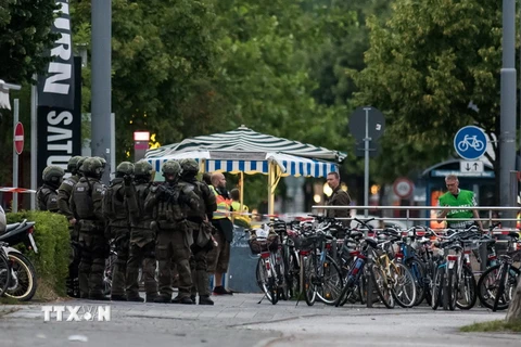 Cảnh sát Đức tuần tra tại một trung tâm mua sắm ở Munich ngày 22/7. (Nguồn: AFP/TTXVN)