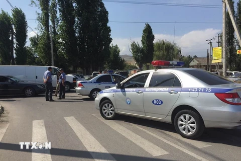 Cảnh sát Kyrgyzstan điều tra tại hiện trường vụ nổ. (Nguồn: THX/TTXVN)