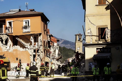 Lực lượng cứu hỏa, cứu hộ làm việc tại hiện trường đổ nát sau động đất tại Amatrice ngày 27/8. (Nguồn: EPA/TTXVN)