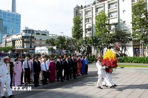 Lãnh đạo Thành phố Hồ Chí Minh dâng hoa Chủ tịch Hồ Chí Minh tại công viên tượng đài Bác. (Ảnh: Thanh Vũ/TTXVN)