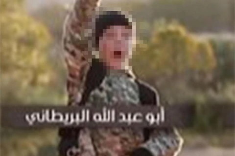 Cậu bé xuất hiện trong một đoạn băng tuyên truyền của IS. (Nguồn: independent.co.uk)