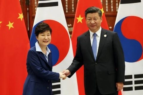 Tổng thống Hàn Quốc Park Geun-hye (trái) và Chủ tịch Trung Quốc Tập Cận Bình. (Nguồn: Reuters)