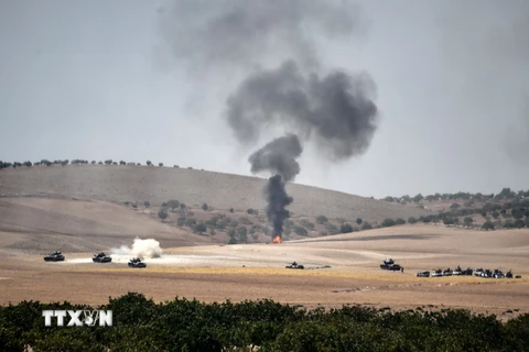 Khói bốc lên sau các vụ nã pháo của quân đội Thổ Nhĩ Kỳ từ khu vực Gaziantep, giáp giới Syria ngày 24/8. (Nguồn: AFP/TTXVN)
