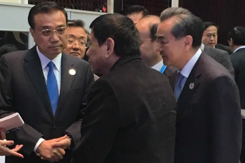 Thủ tướng Trung Quốc Lý Khắc Cường bắt tay Tổng thống Philippines Rodrigo Duterte bên lề hội nghị lãnh đạo các nước Đông Á ở thủ đô Vientiane, Lào. (Nguồn: rappler.com)