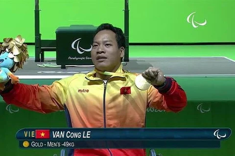 Vận động viên cử tạ Lê Văn Công giành huy chương vàng đầu tiên cho Việt Nam tại Paralympic 2016.