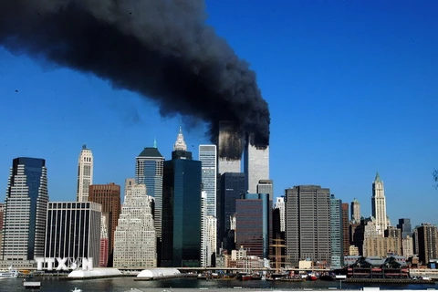 Tòa tháp đôi tại Trung tâm Thương mại thế giới ở thành phố New York, Mỹ bị tấn công ngày 11/9/2001. (Nguồn: AFP/TTXVN)