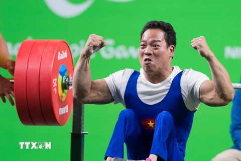 Niềm vui của vận động viên Lê Văn Công sau khi hoàn thành nội dung cử tạ nam hạng 49 kg tại Paralympic 2016. (Nguồn: THX/TTXVN)