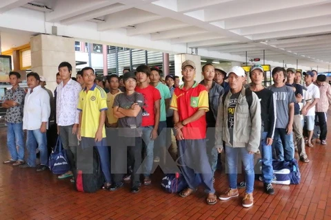 Các ngư dân Việt Nam tại sân bay quốc tế Soekarno Hatta, Jakarta trước khi về nước hồi tháng 7/2016. (Ảnh : Đỗ Quyên/TTXVN)
