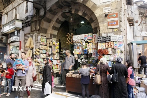 Người dân Syria mua sắm tại một khu chợ. (Nguồn: EPA/TTXVN)