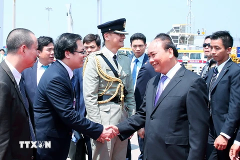 Quang cảnh lễ đón Thủ tướng Chính phủ Nguyễn Xuân Phúc tại sân bay quốc tế Hong Kong, Trung Quốc. (Ảnh: Thống Nhất/TTXVN)