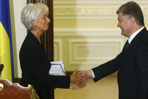 Tổng thống Ukraine Petro Poroshenko (phải) và Tổng ​giám đốc IMF Christine Lagarde. (Nguồn: Reuters)