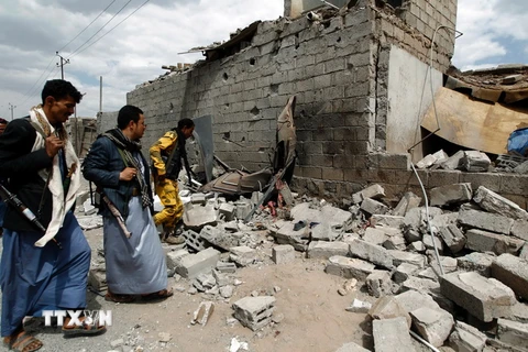 Cảnh đổ nát sau cuộc không kích ở Yemen ngày 29/8. (Nguồn: AFP/TTXVN)