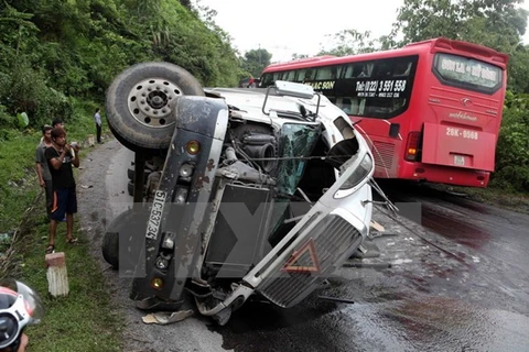 Xe khách bất ngờ mất lái đè bẹp xe tải trên đường Hồ Chí Minh
