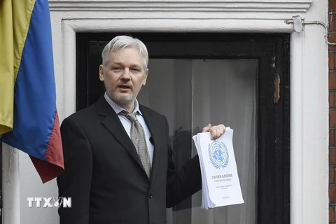 Ông Julian Assange phát biểu trước các phương tiện thông tin đại chúng từ ban công tòa nhà Đại sứ quán Ecuado ở London, Anh ngày 5/2. (Nguồn: EPA/TTXVN)