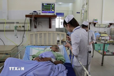 Cấp cứu, điều trị cho các nạn nhân vụ ngạt khí gây sốc ở Hà Nội