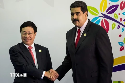 Tổng thống nước chủ nhà Venezuela Nicolas Maduro (phải) trong lễ đón Phó Thủ tướng, Bộ trưởng Ngoại giao Phạm Bình Minh (trái) tại lễ khai mạc Hội nghị thượng đỉnh lần thứ 17 của Phong trào Không liên kết. (Nguồn: EPA/TTXVN)