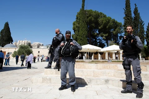 Cảnh sát Israel làm nhiệm vụ tại Jerusalem ngày 12/7. (Nguồn: AFP/TTXVN)