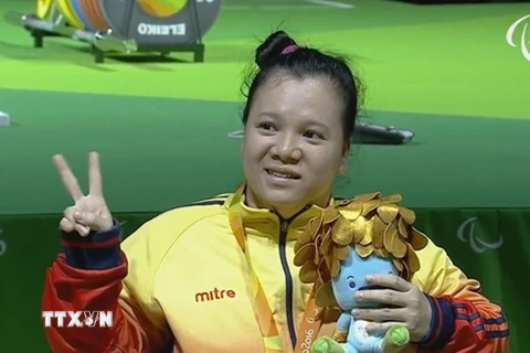 Vận động viên Việt Nam Đặng Thị Linh Phượng nhận Huy chương đồng môn cử tạ nữ hạng cân dưới 50kg tại Paralympic Rio 2016. (Nguồn: TTXVN)