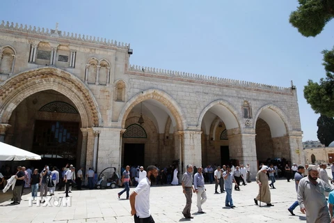 Quang cảnh bên ngoài khu đền thờ Hồi giáo Al-Aqsa ngày 26/6. (Nguồn: AFP/TTXVN)