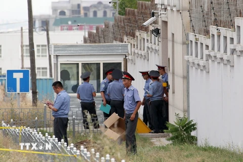 Cảnh sát Kyrgyzstan điều tra tại Đại sứ quán Trung Quốc sau vụ nổ ở Bishkek ngày 30/8. (Nguồn: EPA/TTXVN)