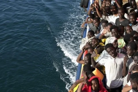 Người di cư trên hành trình vượt Địa Trung Hải. (Nguồn: AP)