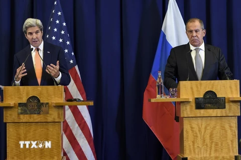 Ngoại trưởng Mỹ John Kerry (trái) và Ngoại trưởng Nga Sergei Lavrov. (Nguồn: EPA/TTXVN)