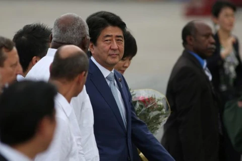 Thủ tướng Nhật Bản Shinzo Abe (giữa) được đón tại sân bay quốc tế Jose Marti. (Nguồn: Reuters)