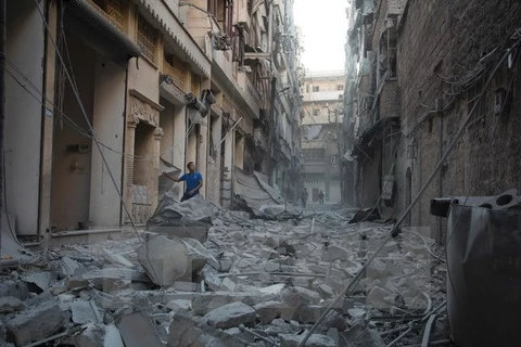 Cảnh đổ nát sau cuộc không kích tại khu vực Karm al-Jabal do lực lượng nổi dậy kiểm soát ở Aleppo, Syria ngày 18/9. (Nguồn: AFP/TTXVN)